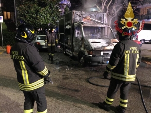 Pescara, incendio nella notte: in fiamme truckfood