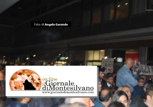 Ieri sera davanti al Circus manifestanti e spettattori in attesa dell'inaugurazione del Fla