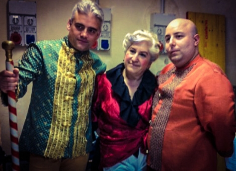 Pina di Salvo con due simpaticissimi attori della compagnia in Surelle birbune