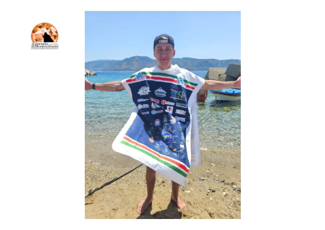 Piermatteo Vittorii, mental coach e atleta abruzzese, attraversa lo Stretto di Messina in 1 ora e 26 minuti.
