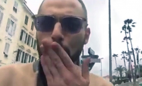 Riccardo Ruiu batterista che manda un bacio nel video