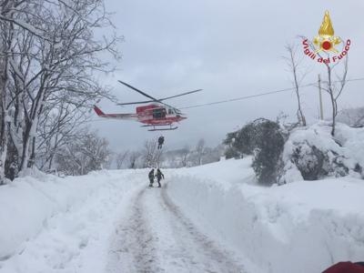 Rigopiano, 16 morti. Volontari a lavoro per cercare dispersi. I primi funerali