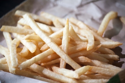 Adolescente mangia solo patatine fritte e diventa cieco