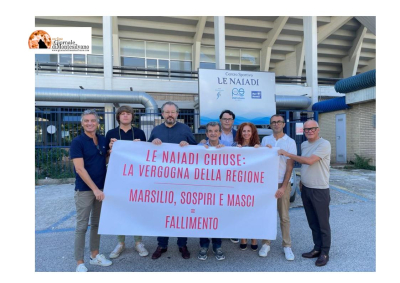 Naiadi, ieri primo giorno di chiusura. Manifestazione del PD.