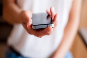 Papà vieta lo smartphone e lei si autolesiona. L'era della sindrome da disconnessione