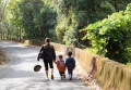 Coronavirus. Camminare all’aperto con i figli: consentito ad un solo genitore