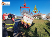 Pianella, camion olio finisce in una scarpata, illesi gli occupanti.