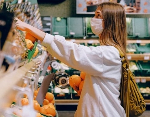 ragazza che fa shopping