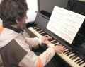 Pellegrini è un pianista affetto da una grave malattia dolorosa