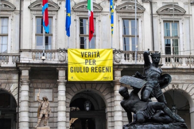 striscione esposto dal Comune di Torino