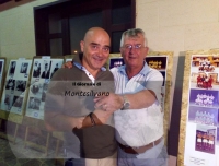 Marco D'Agostno alla mostra insieme a Sergio Agostinone che indica le foto in esposizione