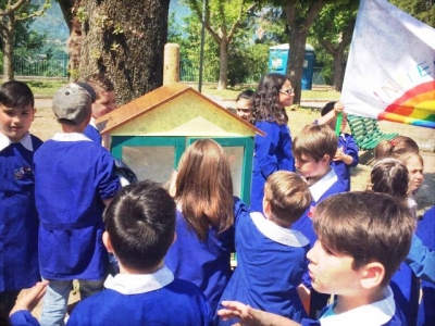 I bambini inaugurano la casetta dei libri 