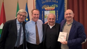 L'autoere insieme agli ospiti