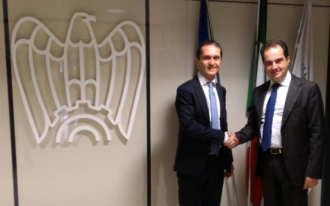 Migliori- Zecca stringono la mano