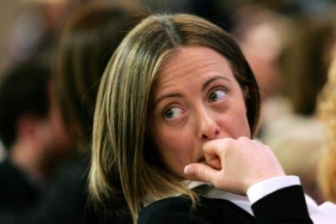 Flash mob Camper Georgia Meloni davanti alla Carichieti