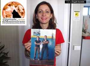 Valentina Di Gregorio, nel '97, con la foto del padre Roberto