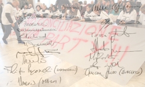 I lavoratori in aula durante il consiglio comunale, e le firme dei consiglieri che hanno votato si