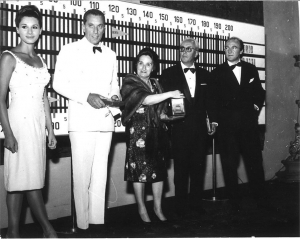 Laudomia Bonanni in un premio, al centro