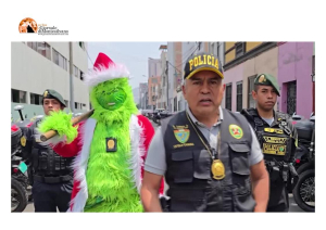 Vestito da Grinch poliziotto peruviano guida un'operazione antidroga