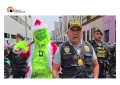 Vestito da Grinch poliziotto peruviano guida un'operazione antidroga