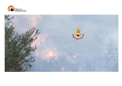 Torre dè Passeri, incendio di sterpaglie e macchia mediterranea