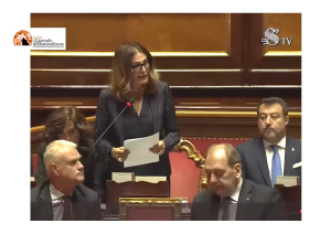 Santanchè, nessuna sfiducia in Senato. Bocciata mozione M5S tra baci, applausi e commozione.