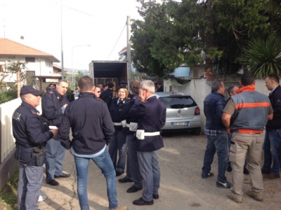 l'assessore de Martinis con Polizia sotto la palazzina 