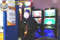 il dipendente a giocare ai videopoker nelle ore di lavoro
