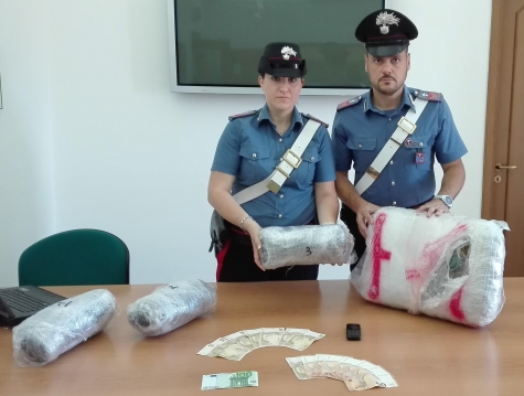 Corriere della droga arrestato, tradito dall'odore della marija dal bagagliaio