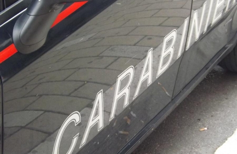 Rapina con pistola incasso di 17mila euro a centro scommesse e poi compra pacchi di gratta e vinci