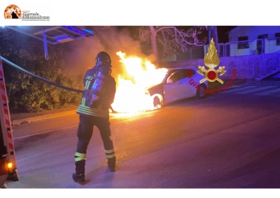 Pescara, incendio auto in via Dalla Chiesa. Pompieri intervengono per evitare il propagarsi fiamme.