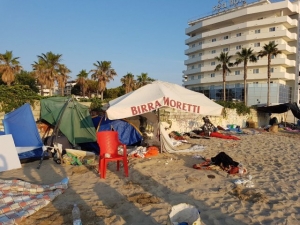 la spiaggia con i rifiuti raccolti da Ati