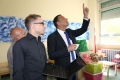 sindaco Alessandrini indica le luci