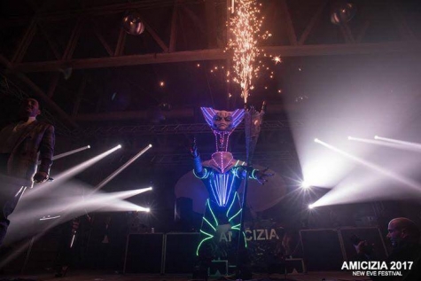 Montesilvano/Capodanno. Unico evento a pagamento con laser, golem e l'astronave