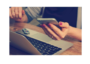 Italiani sempre più connessi: chi passa più tempo online?