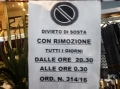 Cartello affisso che stabilisce multa dopo le 20,30