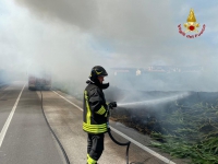 vigili in azione dietro la stazione