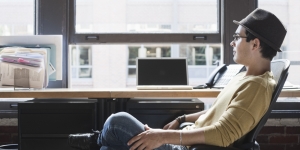 imprenditore che pensa come incrementare gli affari