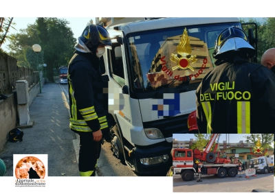 il camion incastrato nella voragine