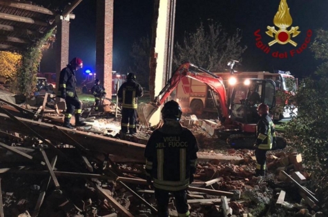 "Attentato studiato male". Esplode palazzina. Muoiono 3 pompieri.