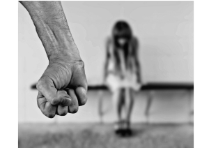 Femminicidi, due in un giorno. Combattere violenza contro le donne senza sosta.
