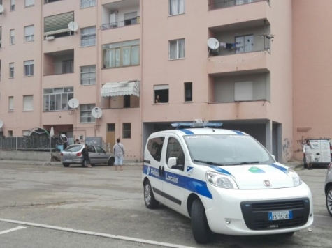 Montesilvano/Via Rimini, donna tenta di bloccare stessa casa per 2 volte. Bloccata.