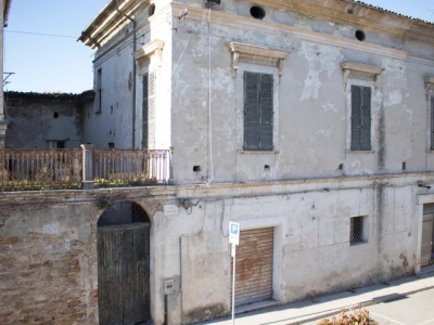 Fossacesia, palazzo mayer, parte al Comune