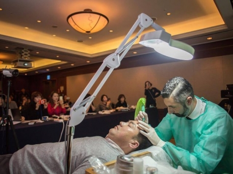 Durante un seminario in Seul Tony Benfatto mostra la tecnica di camouflage