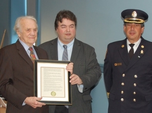 Sal Pantalone, primo da sinistra, mostra orgoglioso il documento che rende giustia al padre. 