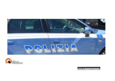 Pescara. Ruba registratore di cassa in un negozio, la polizia lo identifica grazie a una maglia azzurra.