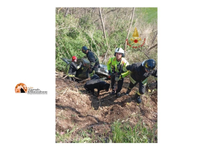 Città Sant'Angelo, finisce con l'auto in un fossato, estratto dai vigili.