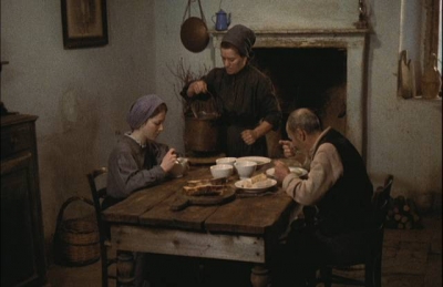 una scena de L'Albero degli zoccoli, film interpretato dai contadini della campagna bergamasca