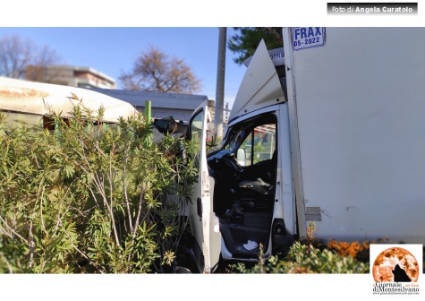 Montesilvano/incidente. Furgone sfonda negozio fronte cimitero