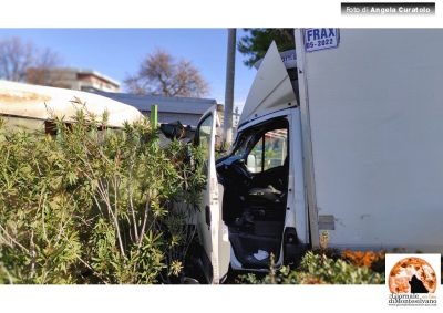 Montesilvano/incidente. Furgone sfonda negozio fronte cimitero
